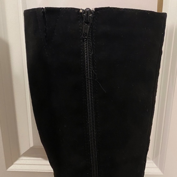 Stunning Knee-High Heeled Boots – Lightly Used & Ready to Impress! - Picture 2 of 5